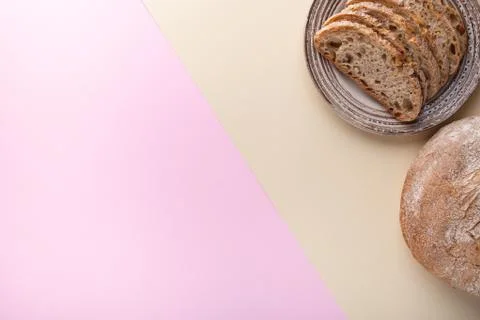 Flat lay with bread on a two-color surface. Foto stock