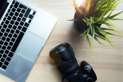 Flat lay of camera, laptop and flower. Foto stock