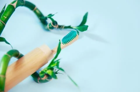 Flat lay composition with bamboo toothbrush and space for text Foto stock
