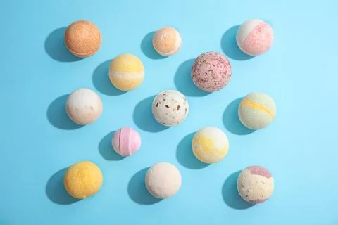 Flat lay composition with bath bombs on color background Foto stock