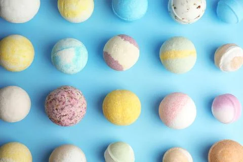 Flat lay composition with bath bombs on color background Foto stock