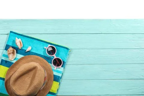 Flat lay composition with beach accessories on wooden background. Space for t Foto stock