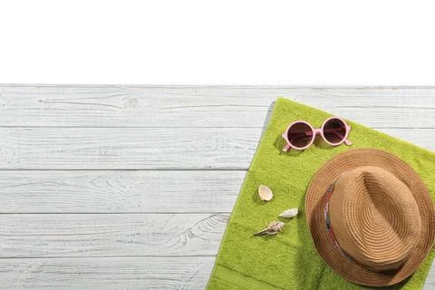 Flat lay composition with beach accessories on wooden background. Space for t Foto stock