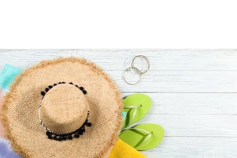 Flat lay composition with beach accessories on wooden background. Space for t Foto stock