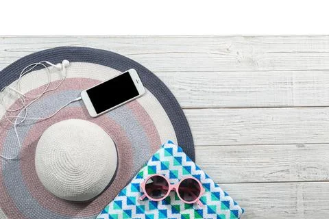 Flat lay composition with beach accessories on wooden background. Space for t Foto stock