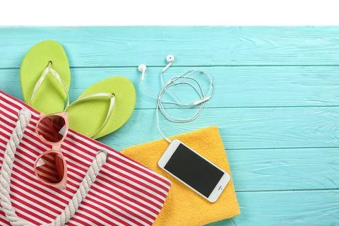 Flat lay composition with beach accessories on wooden background. Space for t Foto stock
