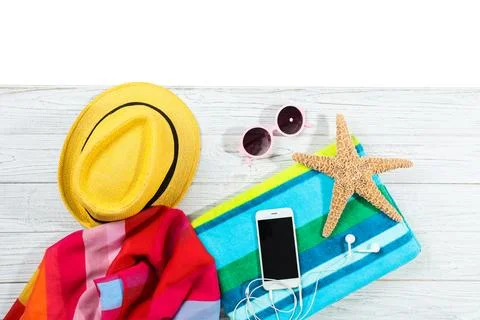 Flat lay composition with beach accessories on wooden background Foto stock
