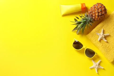 Flat lay composition with beach accessories on color background. Space for te Foto stock