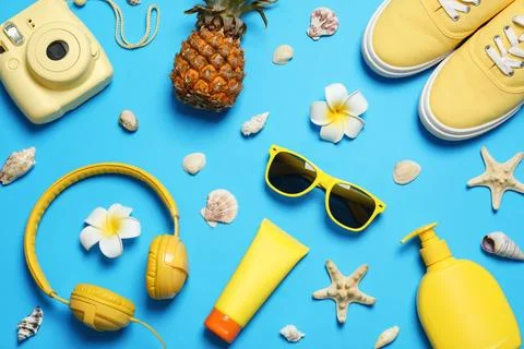 Flat lay composition with beach accessories on color background Foto stock