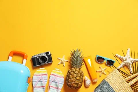 Flat lay composition with beach accessories on color background. Space for te Foto stock