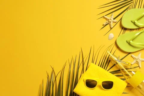 Flat lay composition with beach accessories on color background. Space for te Foto stock
