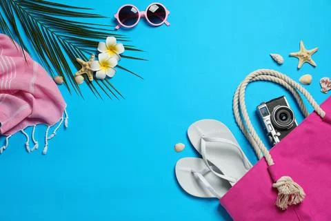 Flat lay composition with beach accessories on color background, space for te Foto stock