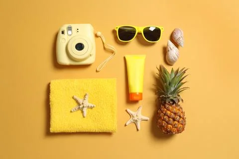 Flat lay composition with beach accessories on color background Foto stock