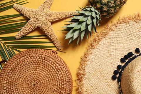Flat lay composition with beach accessories on color background Foto stock