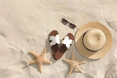 Flat lay composition with beach accessories on sand Foto stock