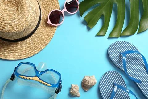 Flat lay composition with beach accessories on color background. Space for te Stock-Fotos
