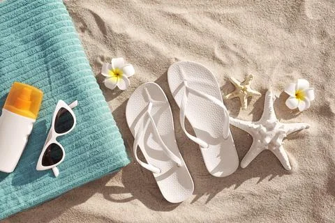 Flat lay composition with beach accessories on sand Foto stock