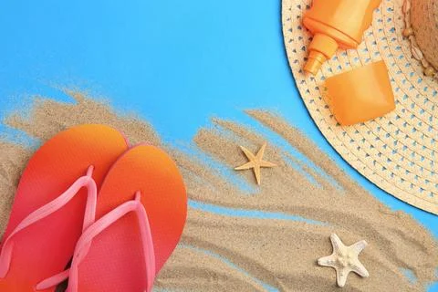 Flat lay composition with beach accessories on light blue background Foto stock