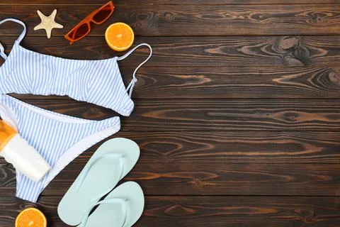 Flat lay composition with beach objects on wooden background, space for text Foto stock