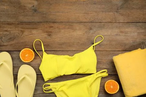 Flat lay composition with beach objects on wooden background, space for text Stock-Fotos