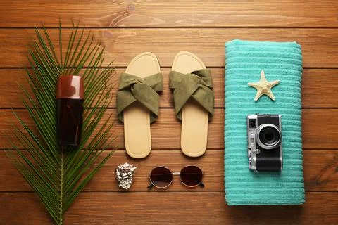 Flat lay composition with beach objects on wooden background 스톡 사진