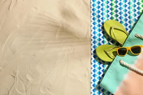 Flat lay composition with beach objects and space for text on sand Stock-Fotos