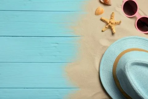 Flat lay composition with beach objects, sand and space for text on wooden ba Foto stock