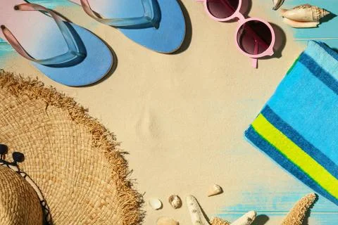 Flat lay composition with beach objects, sand and space for text on wooden ba 스톡 사진
