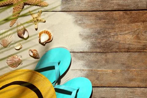 Flat lay composition with beach objects, sand and space for text on wooden ba Stock-Fotos