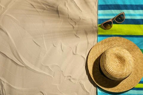 Flat lay composition with beach objects and space for text on sand Stock-Fotos