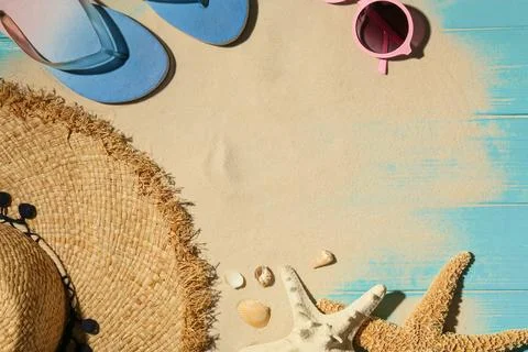 Flat lay composition with beach objects, sand and space for text on wooden ba Foto stock