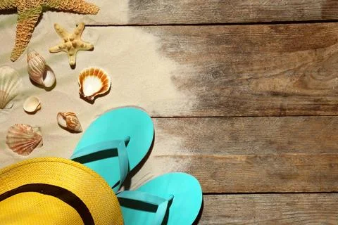 Flat lay composition with beach objects, sand and space for text on wooden ba 스톡 사진