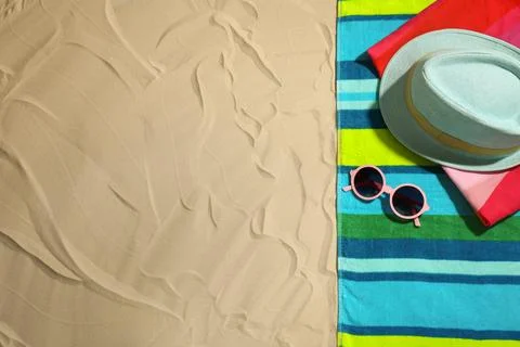 Flat lay composition with beach objects and space for text on sand 스톡 사진