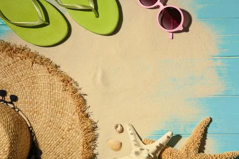 Flat lay composition with beach objects, sand and space for text on wooden ba Stock-Fotos