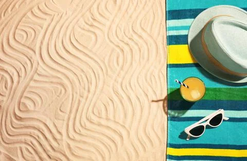 Flat lay composition with beach objects and space for text on sand Stock-Fotos