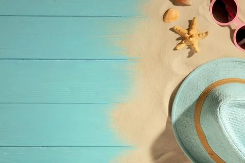 Flat lay composition with beach objects, sand and space for text on wooden ba Stock-Fotos
