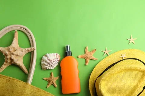Flat lay composition with beach objects on green background. Space for text Stock-Fotos