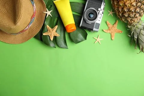 Flat lay composition with beach objects on green background. Space for text 스톡 사진