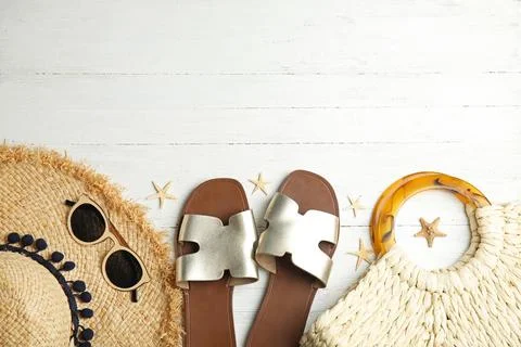 Flat lay composition with beach objects on white wooden background. Space for Stock-Fotos