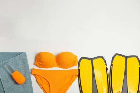 Flat lay composition with beach objects on light background. Space for text Stock-Fotos