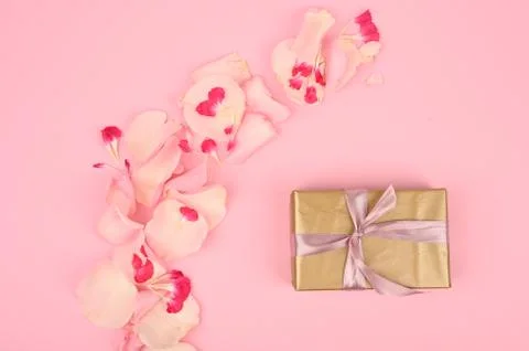Flat lay composition with beautiful flowers and gift box on pink background.  Foto stock