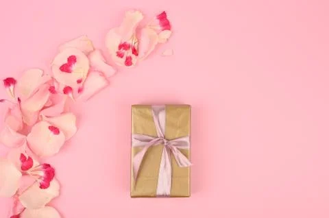 Flat lay composition with beautiful flowers and a gift box on a pink backgrou Foto stock