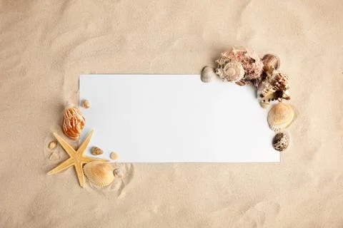 Flat lay composition with beautiful starfish, sea shells and blank card on sa Foto stock