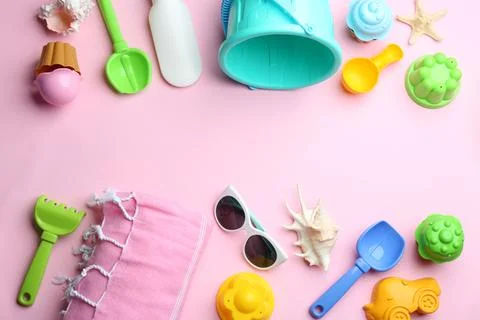 Flat lay composition with bright beach toys on color background. Space for te Foto stock