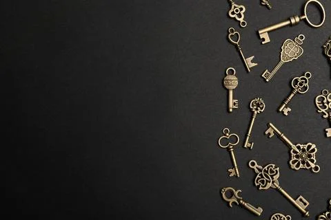 Flat lay composition with bronze vintage ornate keys on dark background, spac 스톡 사진