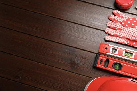 Flat lay composition with building level and other construction tools on wo.. Fotos de archivo