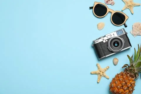 Flat lay composition with camera and sunglasses on color background, space fo Foto stock