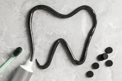 Flat lay composition with charcoal toothpaste on light grey table 스톡 사진