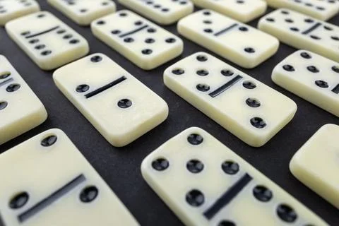 Flat lay composition of chess pieces and dominoes on dark table Stockfoto's