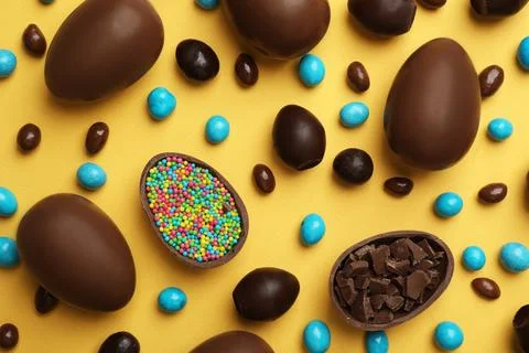 Flat lay composition with chocolate Easter eggs on color background 스톡 사진